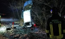 Auto contro un albero, due persone incastrate