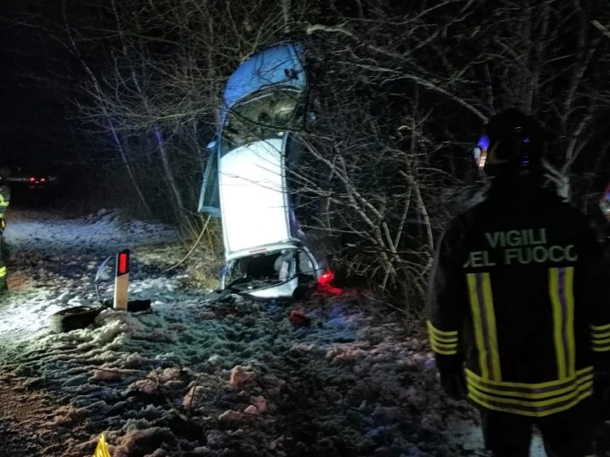 Auto contro un albero, due persone incastrate