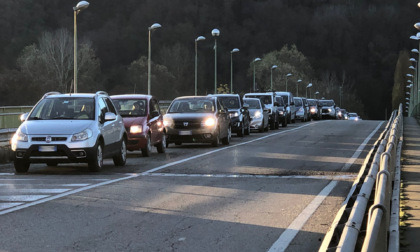 Un cantiere infinito paralizza il traffico a Chivasso