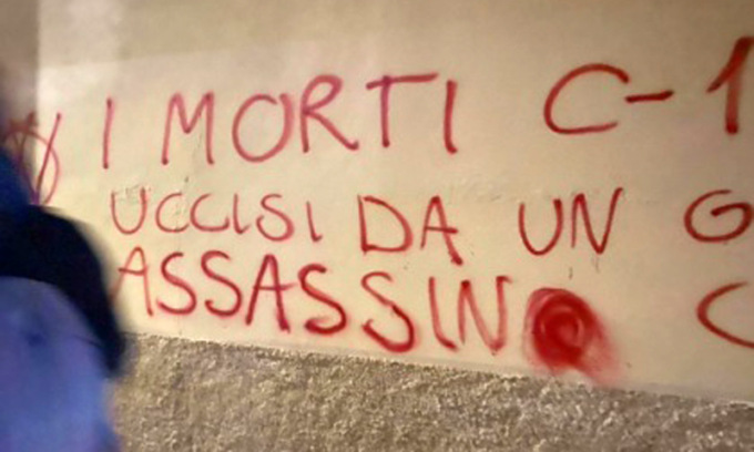 Scritte “no vax” sui muri, dodici indagati