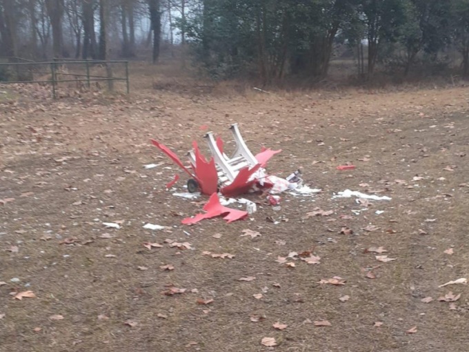 Fanno saltare in aria il cassonetto vicino al campo sportivo