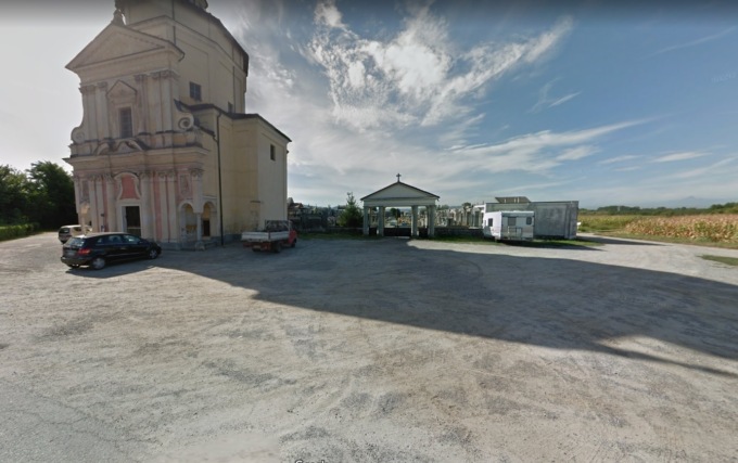 I ladri svuotano i serbatoi delle auto