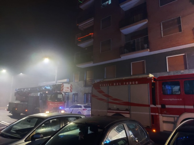 Dopo l’incendio, il fumo si estende negli appartamenti: condomini intossicati