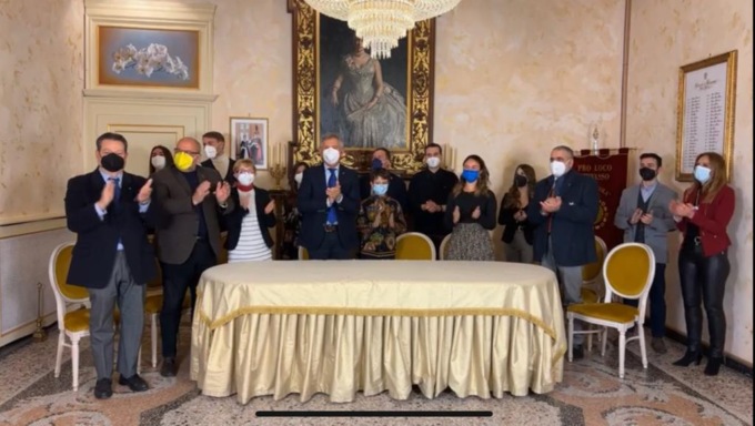 E Carnevale sia. Anche se diverso da come eravamo abituati. Ma con la voglia di mettersi alle spalle questa terribile pandemia che da due anni tiene in scacco il mondo intero, regalando momenti di sano divertimento. Il programma ufficiale dei festeggiamenti nei giorni più pazzi dell’anno è in via di definizione. Ma le date sono già state stabilite. Si tratta di serate musicali o teatrali che saranno ospitate all’interno del teatro dell’oratorio, in piena sicurezza nel rispetto delle regole anti Covid.