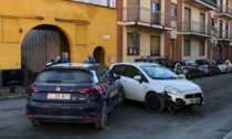 Inseguimento da film in centro: carabinieri speronano un'auto scappata all'alt I VIDEO