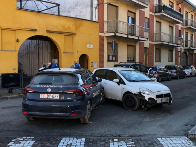 Inseguimento da film in centro: carabinieri speronano un’auto scappata all’alt I VIDEO