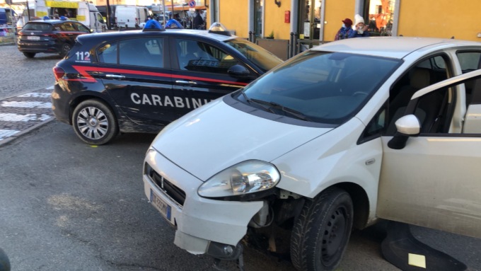 Scappa ad un posto di blocco, speronato dai carabinieri LE FOTO