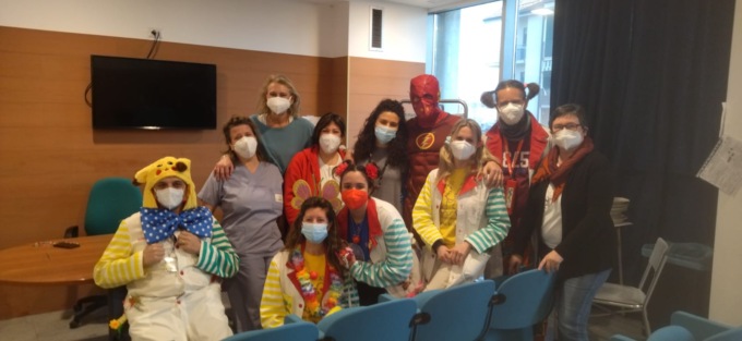 Clown vip e supereroi per i bambini che si vaccinano
