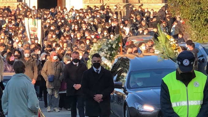 Addio Luca, una folla immensa per salutare il giovane studente LE FOTO