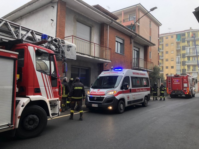 Operaio si sente male mentre si trova sul ponteggio. Immediato l'arrivo dell'ambulanza in via Berruti a Chivasso oggi, lunedì 31 gennaio 2022.