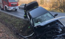 Auto finisce fuori strada sulla 590: conducente in ospedale