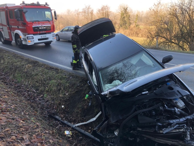 Auto finisce fuori strada sulla 590: conducente in ospedale