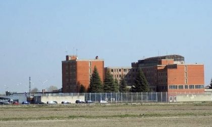 Detenuto minaccia di morte e aggredisce una guardia