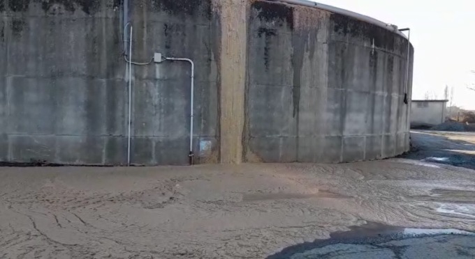 Depuratore, la denuncia di Deluca: “Sversa liquami sul suolo” IL VIDEO