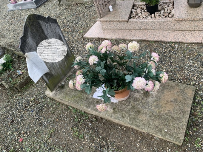 Lapidi senza nomi e fiori vecchi: morti scordati dai loro cari