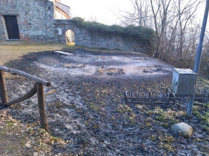 Incendio all’area di sosta, scatta la caccia ai piromani
