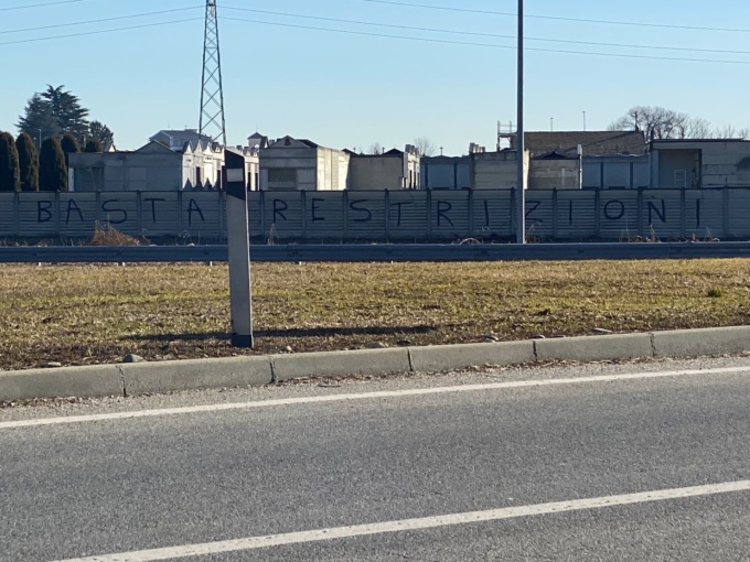 Follia negazionista: imbrattato il muro del cimitero