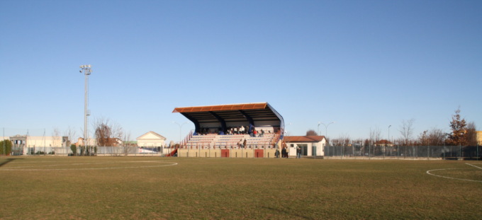Campo da calcio, il Comune chiude il bar alla società