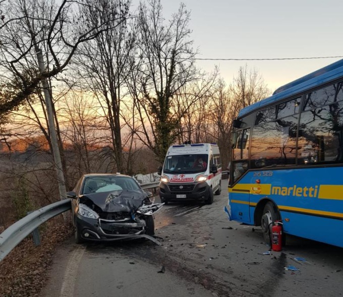 Incidente tra auto e pullman: sospeso il servizio scuolabus