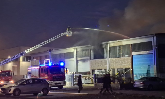 Incendio in un’azienda, i soccorsi