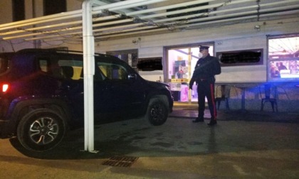 Il barista gli nega l'alcol perché è ubriaco e lui lancia l'auto contro il dehor