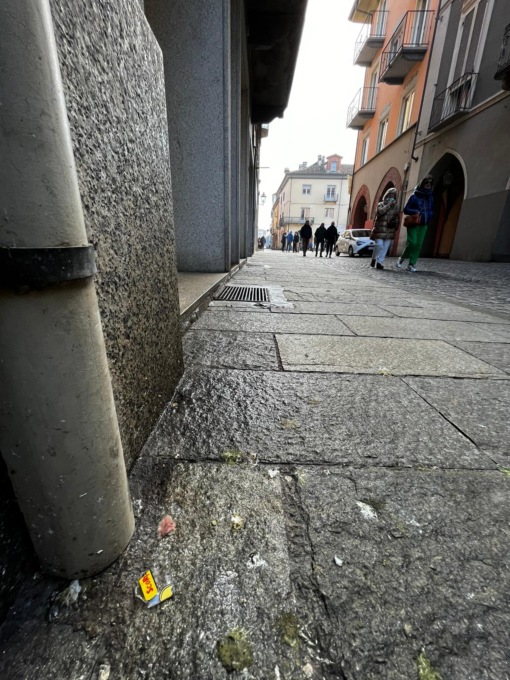 Scene di ordinaria follia in centro a Chivasso: calci, pugni e martellate