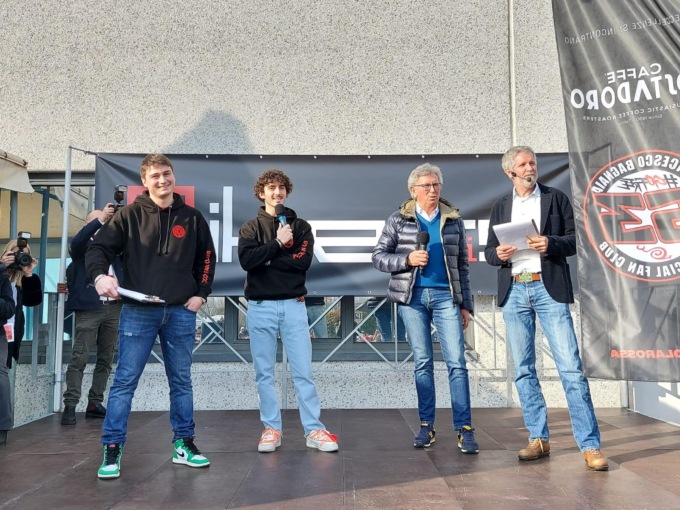 Bagno di folla a Chivasso per il campione Pecco Bagnaia