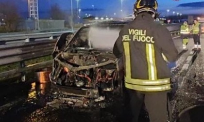 Furgone in fiamme sull'autostrada A4 Torino-Milano