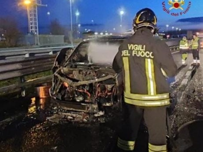 Furgone in fiamme sull’autostrada A4 Torino-Milano