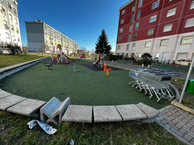 Carrelli abbandonati al parco giochi