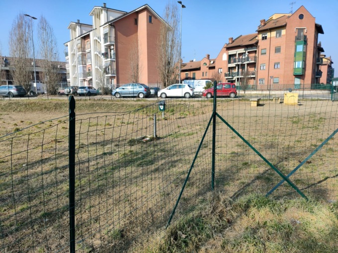 Recinzione dell’area cani divelta, la denuncia