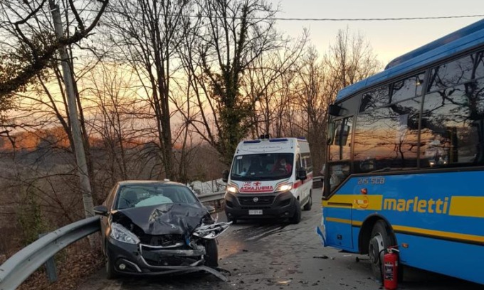 Dopo lo scontro tra auto e pullman si cercano testimoni