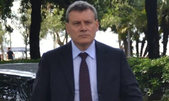 Cade dal balcone cambiando una lampadina, muore ex assessore: aveva 58 anni