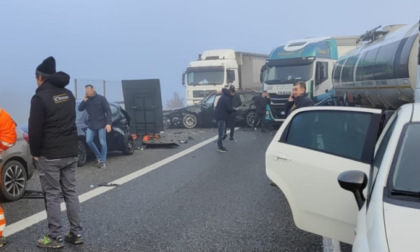 Maxi tamponamento sulla A26 tra 4 tir e una quarantina di auto: due morti e molti feriti