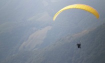 Giovane papà muore cadendo col parapendio