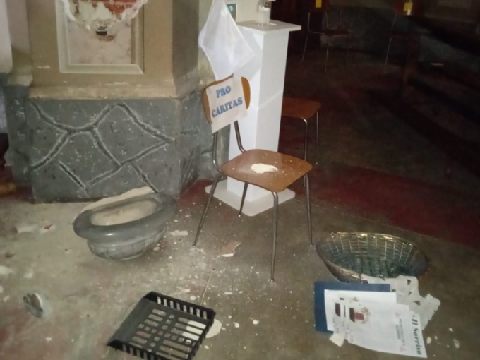 Vuole rubare l’acquasantiera… disturbato, si è dato alla fuga