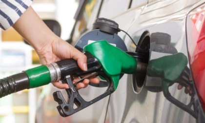 Benzina e diesel ai minimi rispetto ai picchi del 2023: dove è più conveniente fare rifornimento nel Chivassese