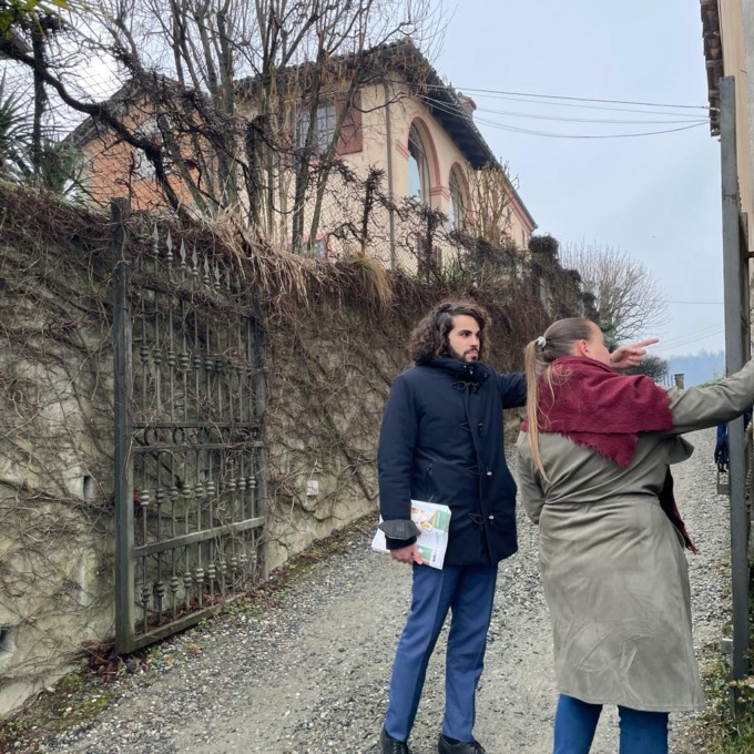 Perché gli agenti immobiliari suonano alla nostra porta?