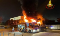 Incendio nel deposito demolizione auto, i soccorsi LE FOTO