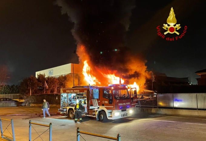 Incendio nel deposito demolizione auto, i soccorsi LE FOTO