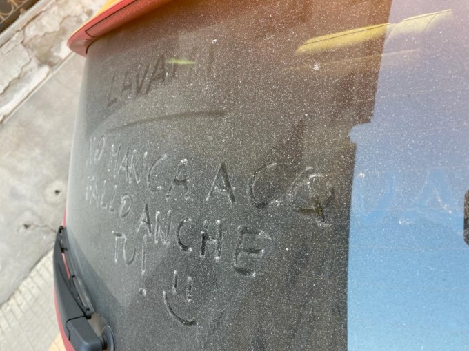 Gli scrivono lavami sull’auto ma lui risponde: “No, manca acqua”