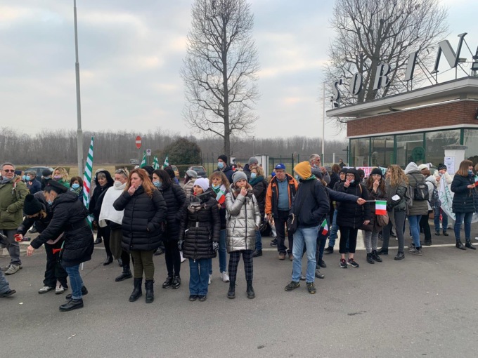 Sciopero Microport, cancelli bloccati dai lavoratori: “No ai licenziamenti” I VIDEO