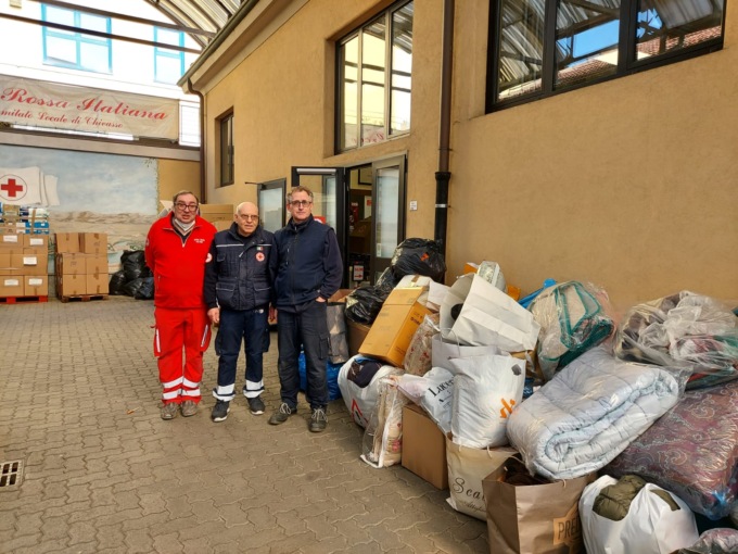 Guerra in Ucraina, da Chivasso pronto a partire un carico di 2 tonnellate LE FOTO