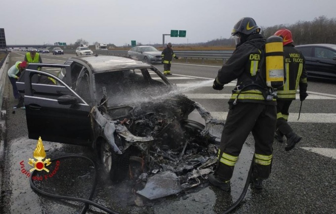 Incendio auto sull’autostrada A4 Torino-Milano