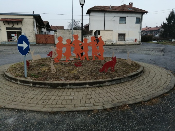 Ragazzini vandalizzano la rotonda