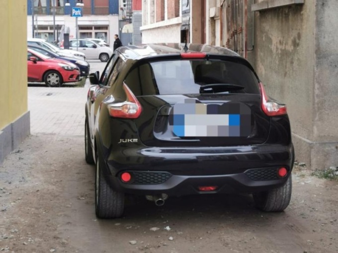 Parcheggio del Cinecittà bloccato da un’auto: la rabbia