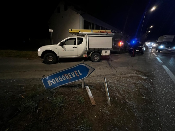 Auto contro furgone sulla ex statale 31 bis, due feriti LE FOTO