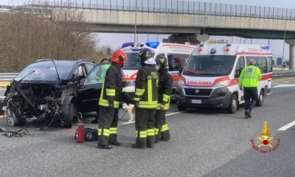Scontro tra due auto sull'autostrada Torino-Milano, ci sono dei feriti