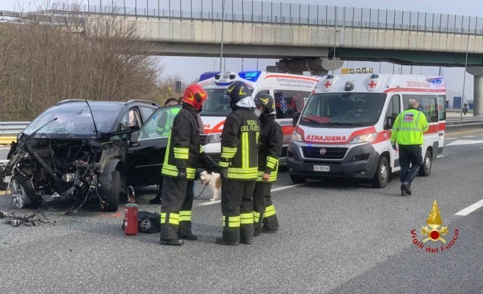 Scontro tra due auto sull’autostrada Torino-Milano, ci sono dei feriti