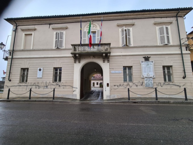 Vandalizzata la facciata del Municipio LE FOTO